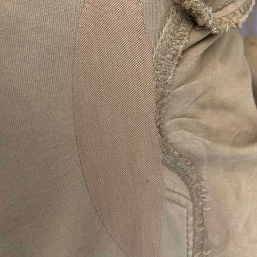 Detalle del refuerzo interior de un pantalón roto