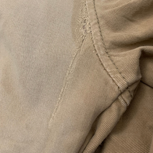 Proceso de reparación y refuerzo de un pantalón vaquero