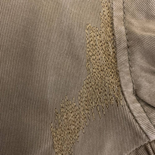Resultado final de un pantalón vaquero después de reparar el roto