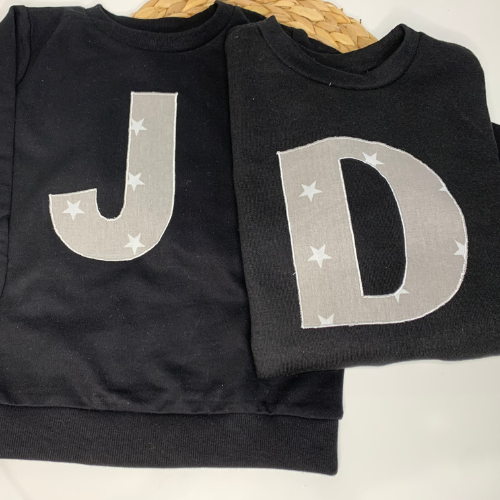 Sudadera infantil personalizada con inicial de tela