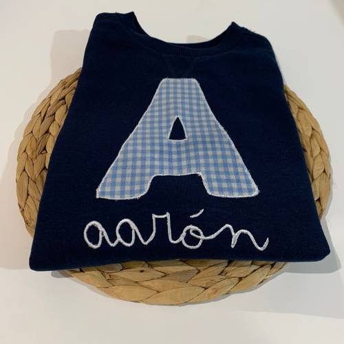 Prenda personalizada con inicial de tela y nombre